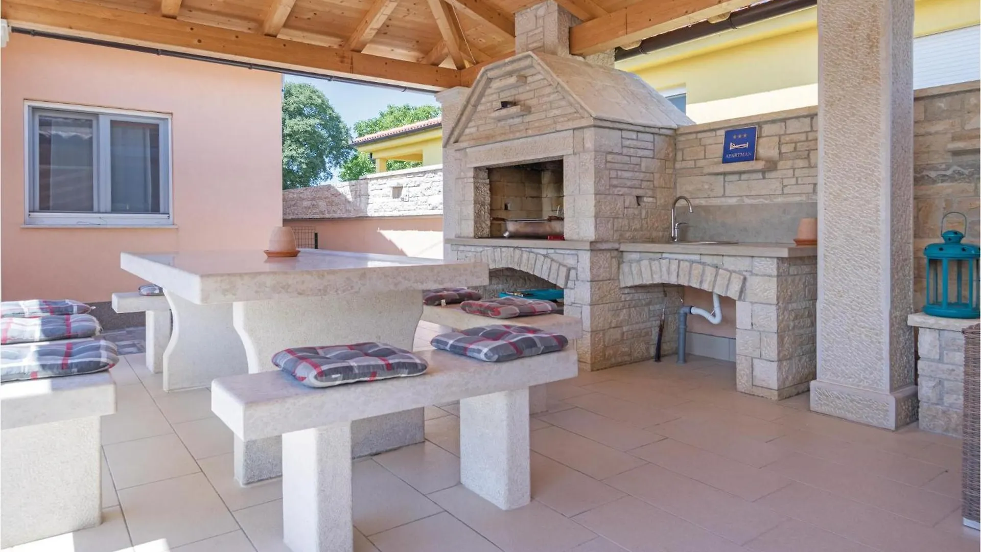 Awesome Apartment In Galizana With Kitchen 0*,  크로아티아